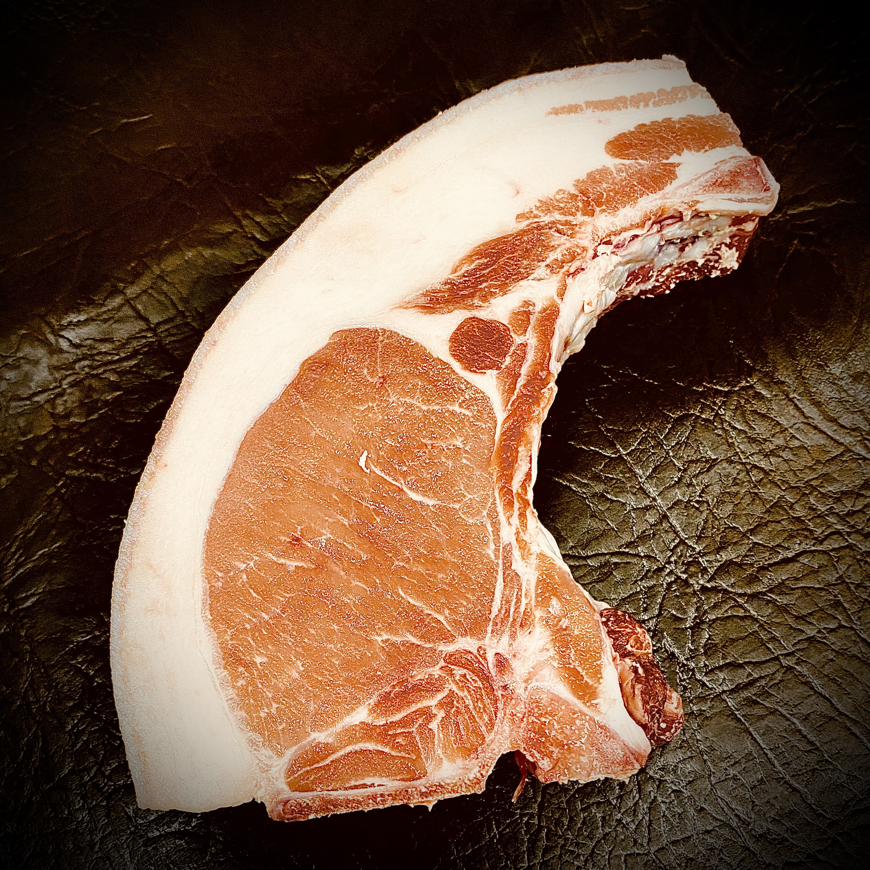Butchers Selection – DiY TomaHawk vom Hausschwein, mit Knochen, Speck und Schwarte, 1 Stück