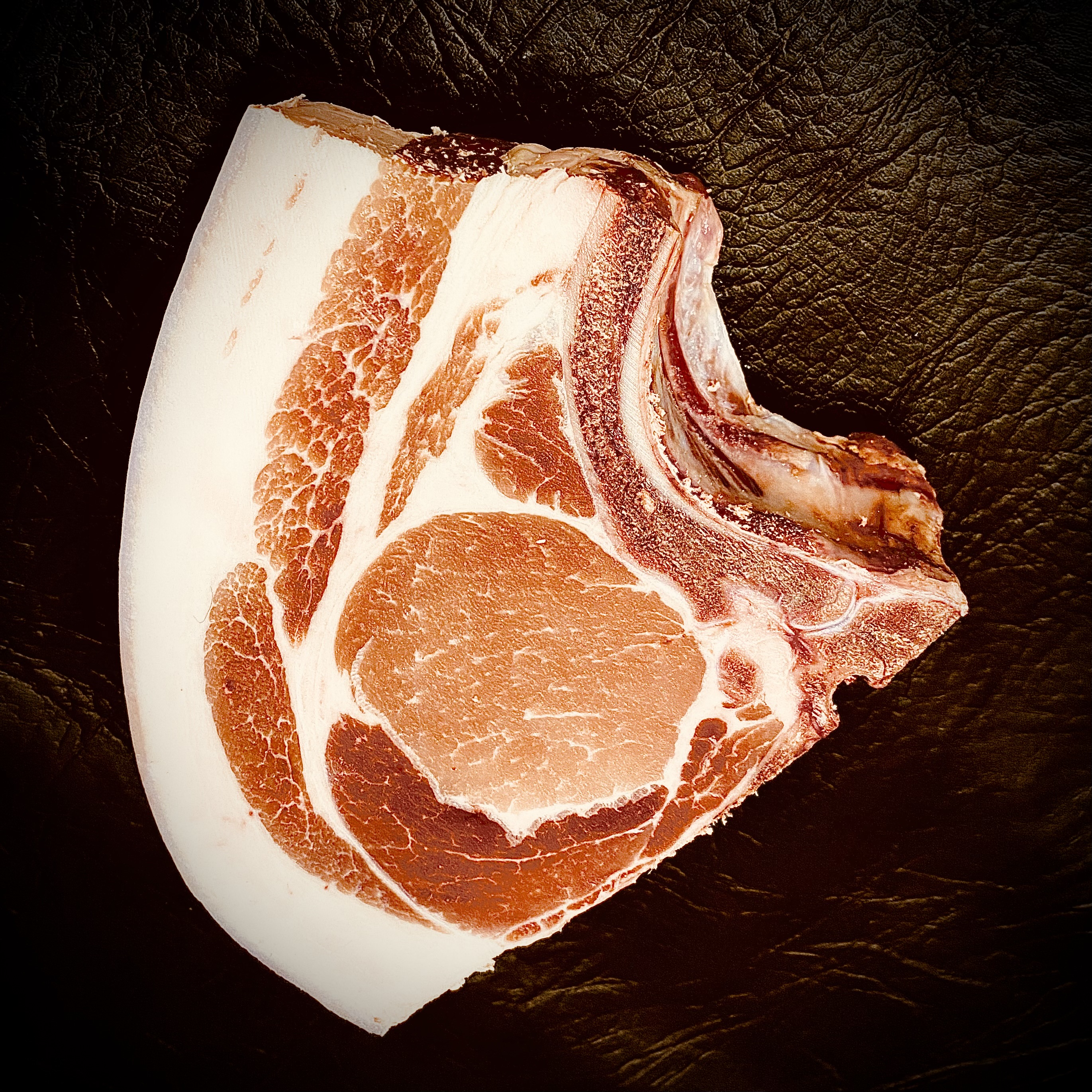 ButcherSelection – StrohGOLD Fettes Kotelett vom Heideschwein, mit Knochen, Speck und Schwarte, 1 Stück