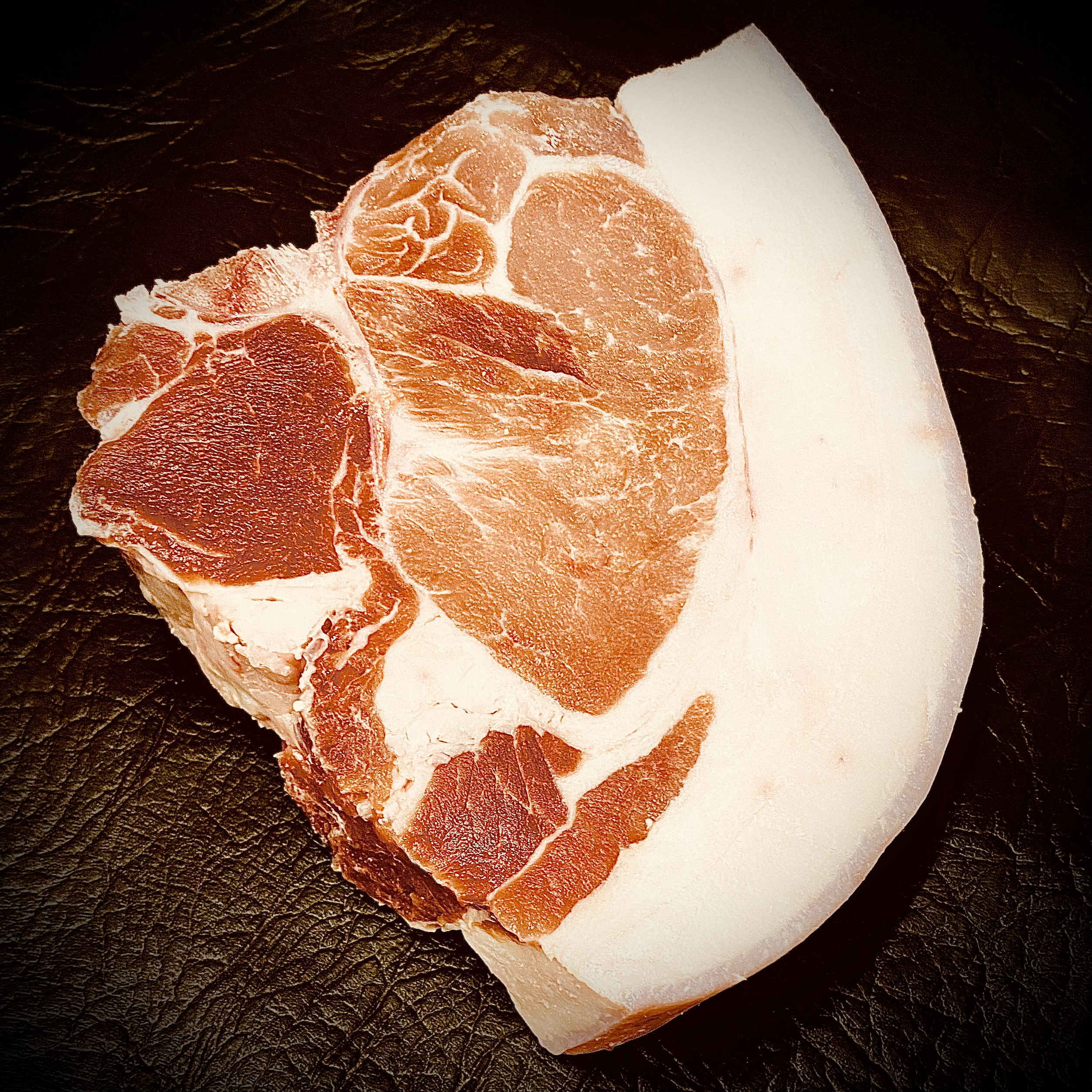 ButcherSelection – StrohGOLD fettes T-Bone vom Heideschwein, mit Knochen, Speck und Schwarte, 1 Stück